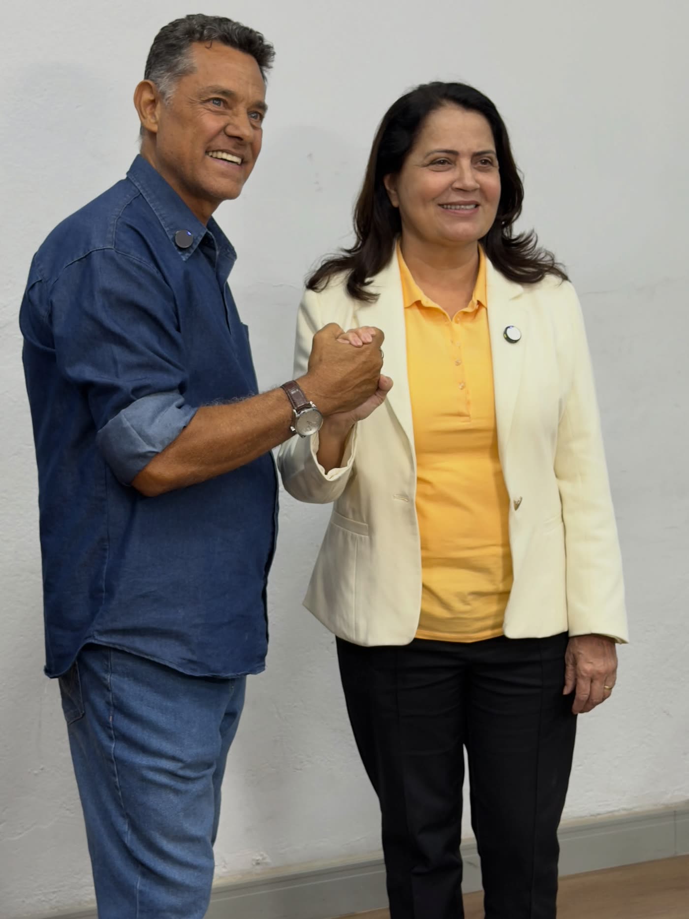 Laerte Strada cumprimenta a candidata Rosângela Reis em encontro da campanha